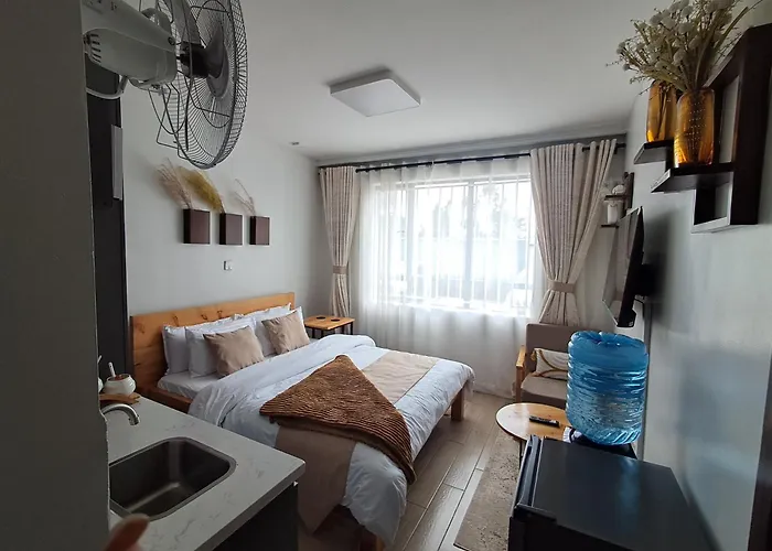 Favorite Staycation By Janice - Modern Comfort Near Airport