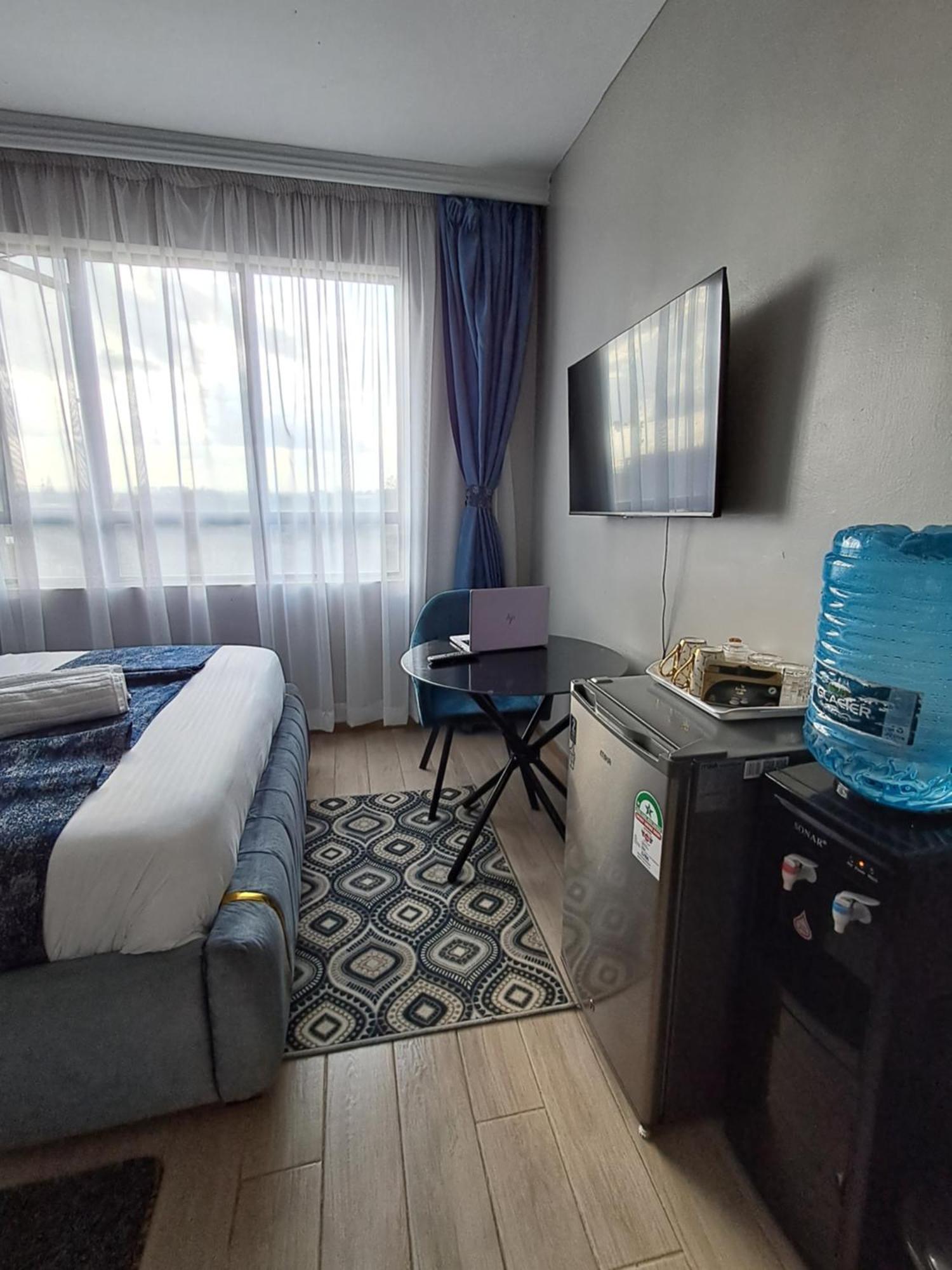 Favorite Staycation By Janice - Modern Comfort Near Airport Apartment